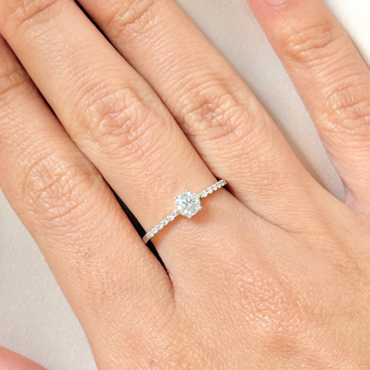 DOOSTI Antragsring / Verlobungsring /Solitär Ring mit 11 Moissaniten Steinen - VOW WHITE