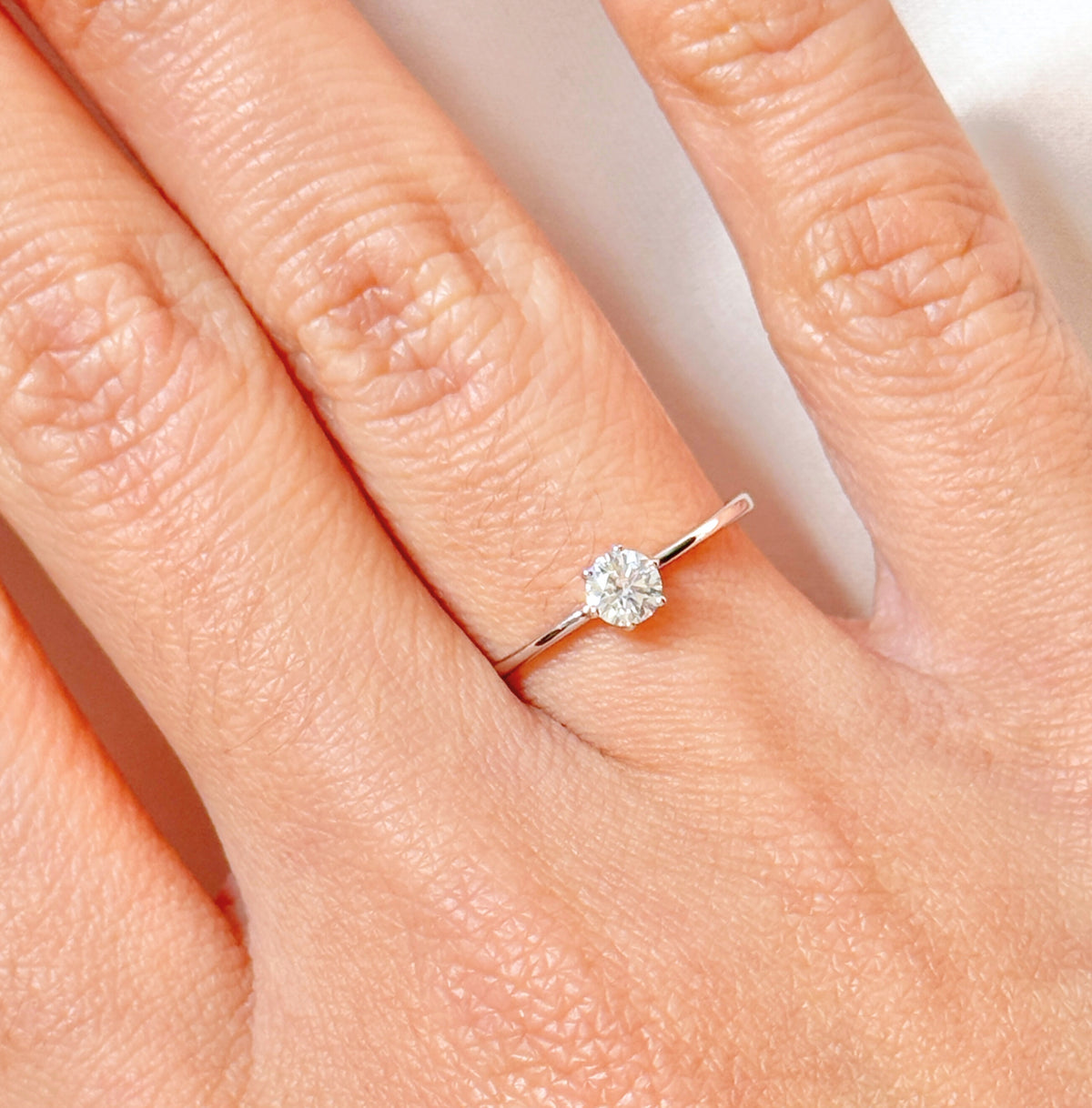 DOOSTI Antragsring / Verlobungsring /Solitär Ring mit Moissanite Stein - BOND WHITE